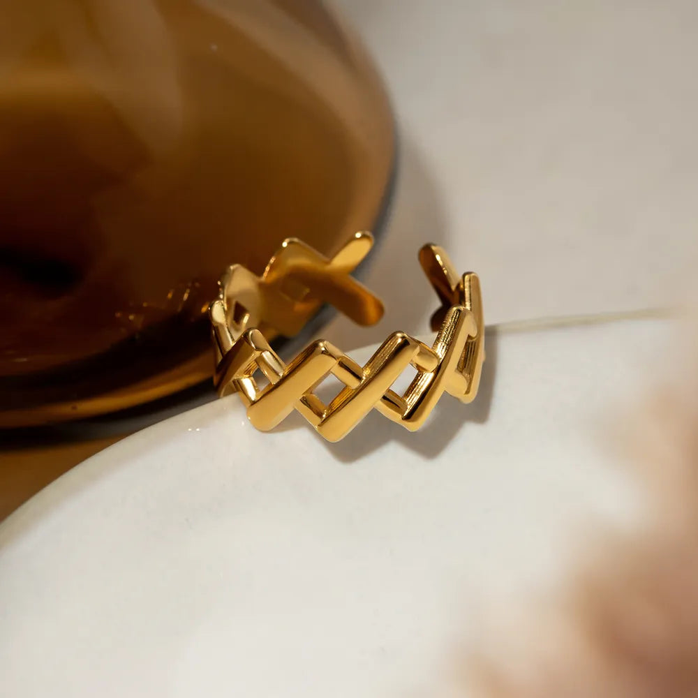 The Geometric Embrace Ring