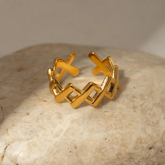 The Geometric Embrace Ring