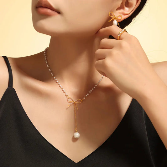 The Infinite Knot Necklace